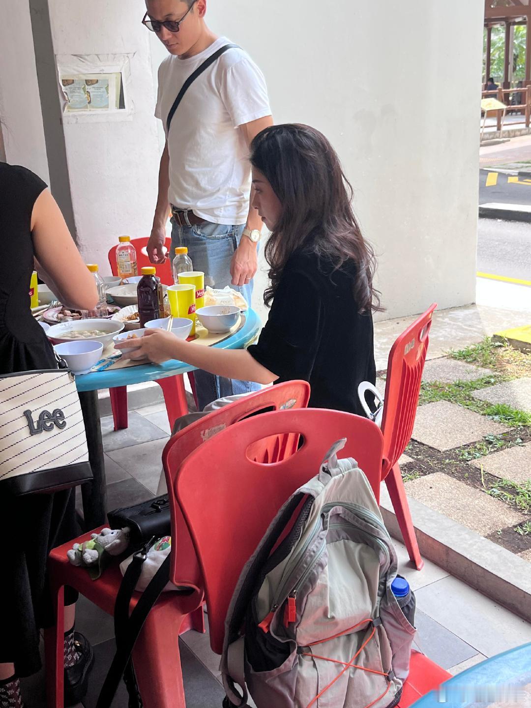 新加坡偶遇朱珠一家新加坡偶遇朱珠一家，又全家出行啦！新加坡偶遇朱珠吃大排档