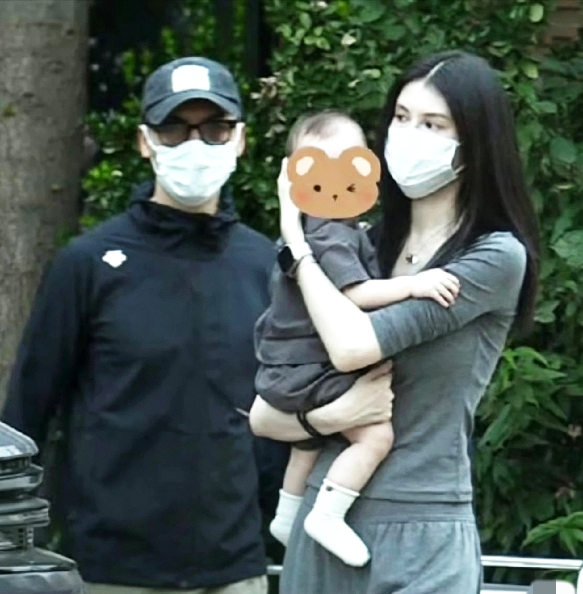 何穗陈伟霆一家三口同框，夫妻俩抱着宝宝，好幸福啊！有一说一，陈伟霆在圈里，算是很顾家的男人了，他给人