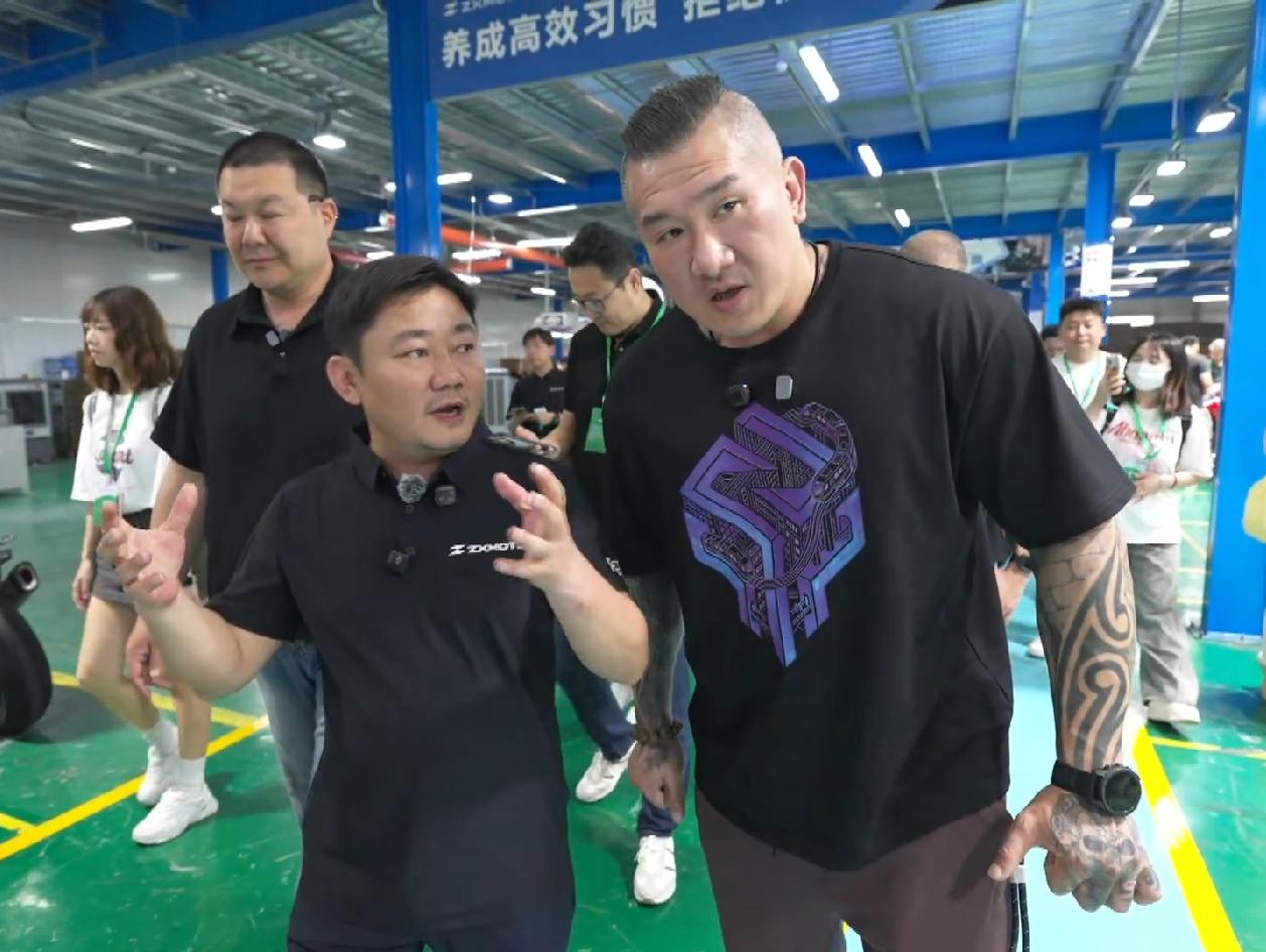 张雪昨天全程陪同接待台湾网红馆长，这让网红馆长是相当有面子，张雪之所以会如此给网