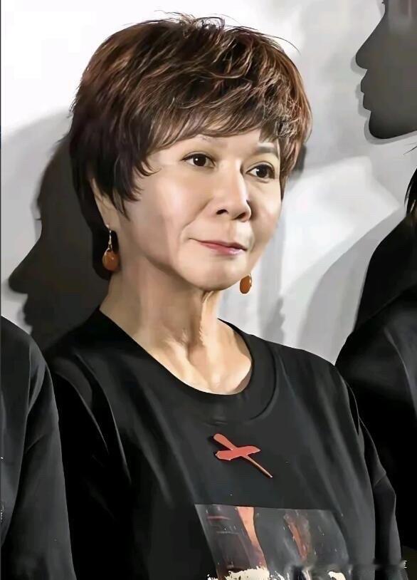 这些中老年的女演员里，她的颜值下滑的最快了，脸上胶原蛋白流失，嘴皮变薄，鼻子看着
