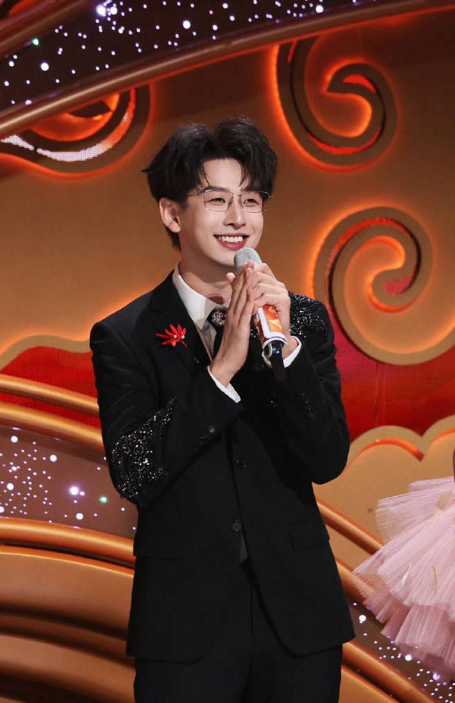 齐思钧官宣分手：我们认真考虑并共同决定。刘梦章则表示：分手已有半年，他想象的未