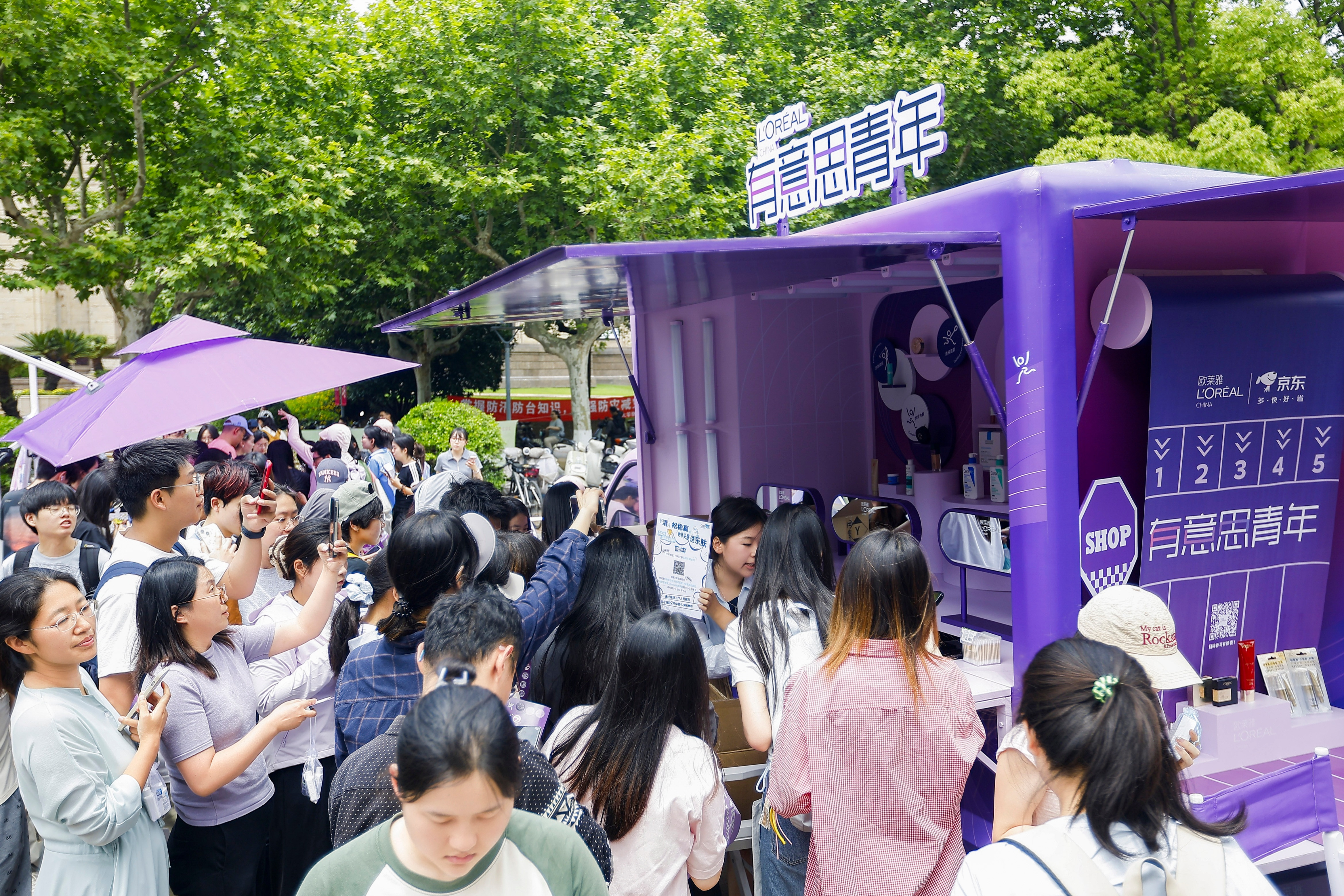 他真的来了！世界冠军马龙现身复旦大学，和师生们亲密互动，还和校队同学开启5分制乒