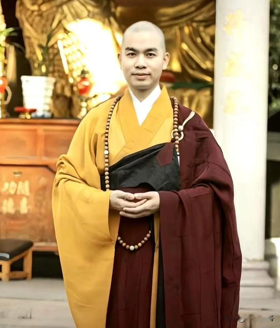 五台山一个大哥随手拍的视频，镜头一拉近，所有人都闭嘴了。画面里，一个“大师”正