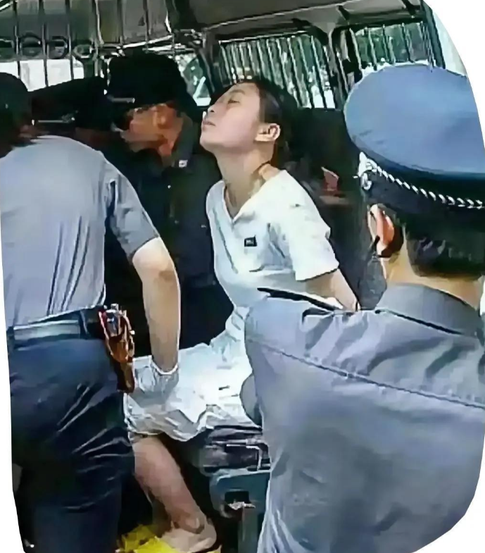 2004年，福州那地儿的看守所里，方晓红在“注射死刑”前，身子斜倚着车窗，抬头望