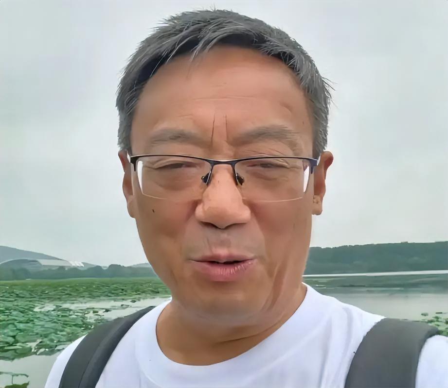 汤家凤英语应该不错，不然他不会是博士，但他坚持呼吁取消英语核心课程地位；我英语很