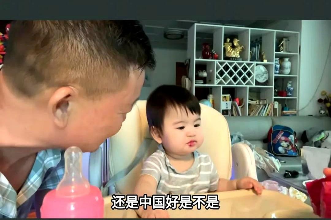 看看这小孩，真的会生啊，天天咧着嘴巴，歪着头，逗她妈妈开心。你说当妈的再辛苦