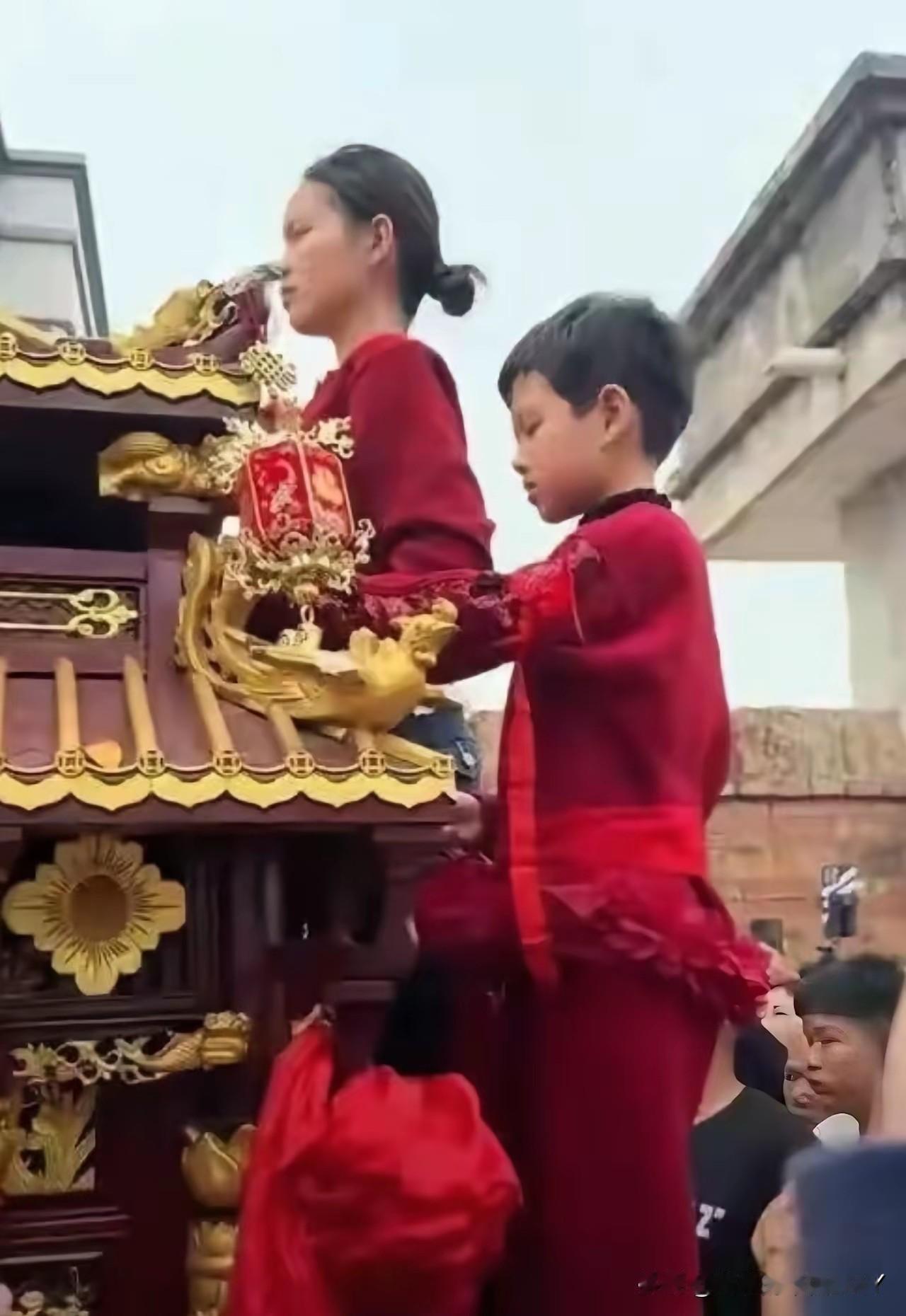 大年初二湛江童巡游的“换童”风波，官方通报来了。通报里说，10岁的许某涵