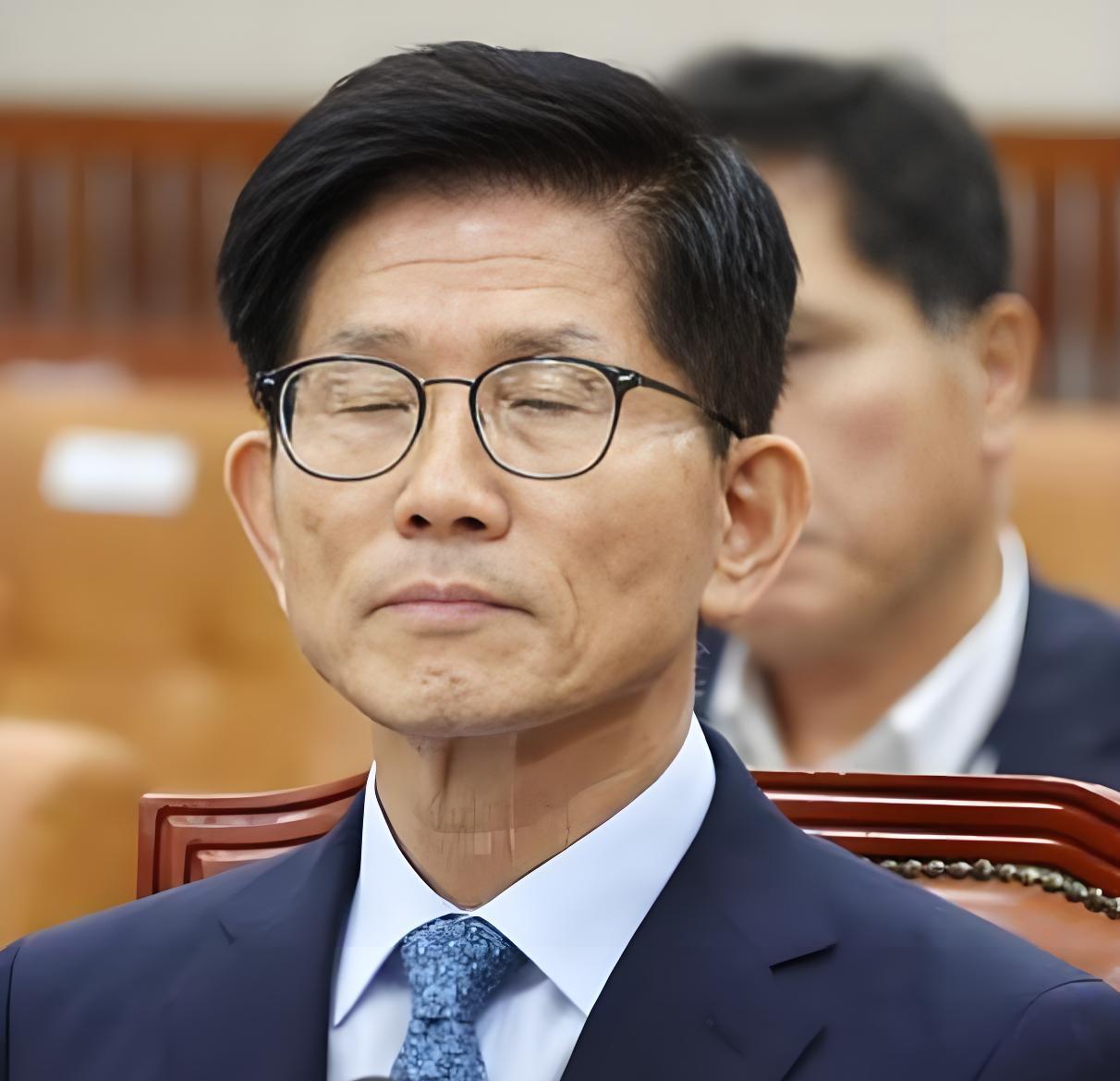执拗的总统候选人金文洙鸡飞蛋打。5月9日，国民力量党总统候选人金文洙与无党派总