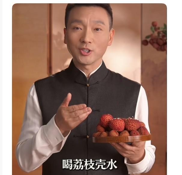 古代的荔枝和今天的荔枝一样吗？荔枝被放入装满冰块的泡沫箱。在漫长的运输和售卖