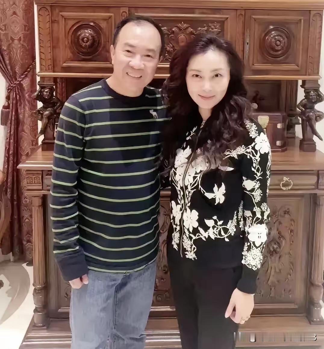 65岁的相声演员戴志诚，气色还不错。只是发量有点少，只保住了半壁江山。妻子也是五