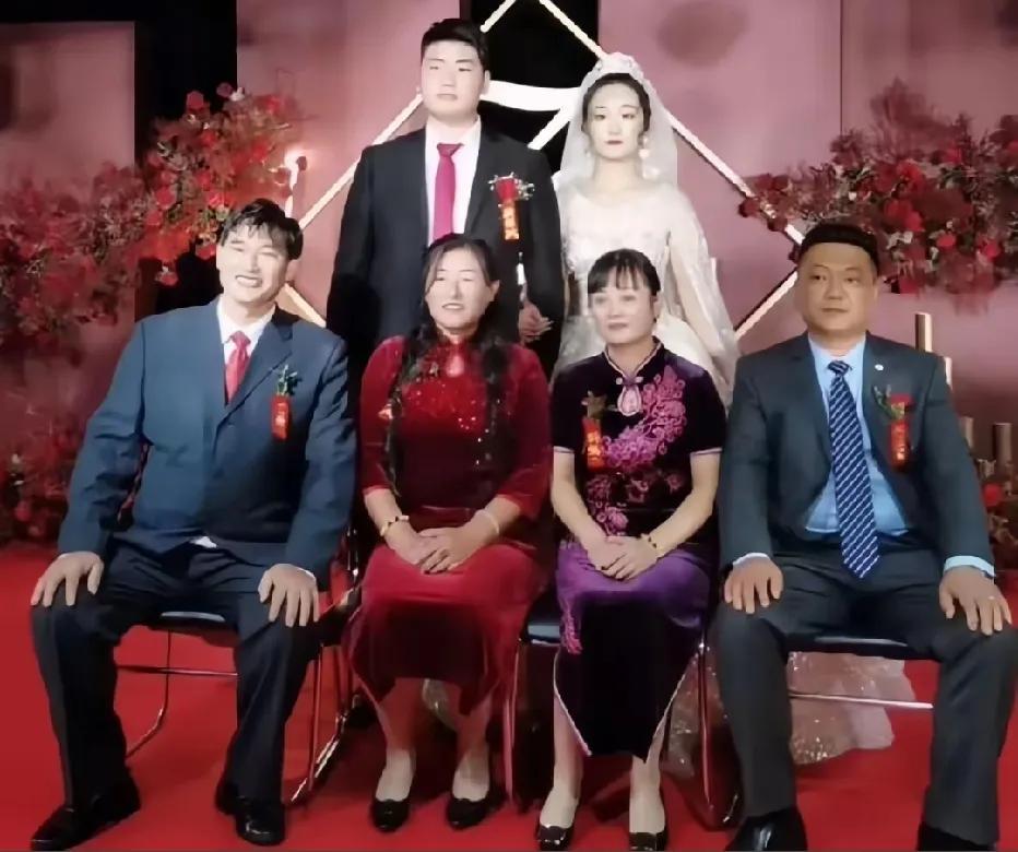 当年，大衣哥儿子朱小伟与第一任妻子陈亚楠大婚时，在婚礼小夫妻俩与双方父母的一张留