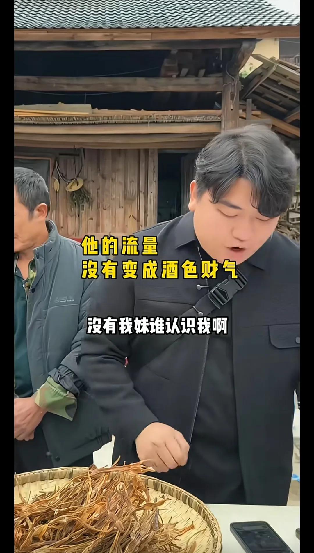 谁能想到，奥运冠军全红婵的大哥全进华，在田间地头的助农直播间里，正弯腰打包柑橘，