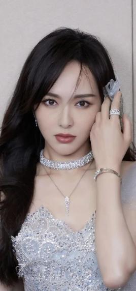 2010年，身价5000万的唐嫣和高云翔同居三年，高云翔再次求婚：“糖糖，这是我