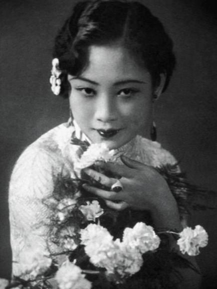 1975年，民国大美女胡蝶，带着两只樟木箱子到温哥华定居，改名“潘宝娟”，从此过