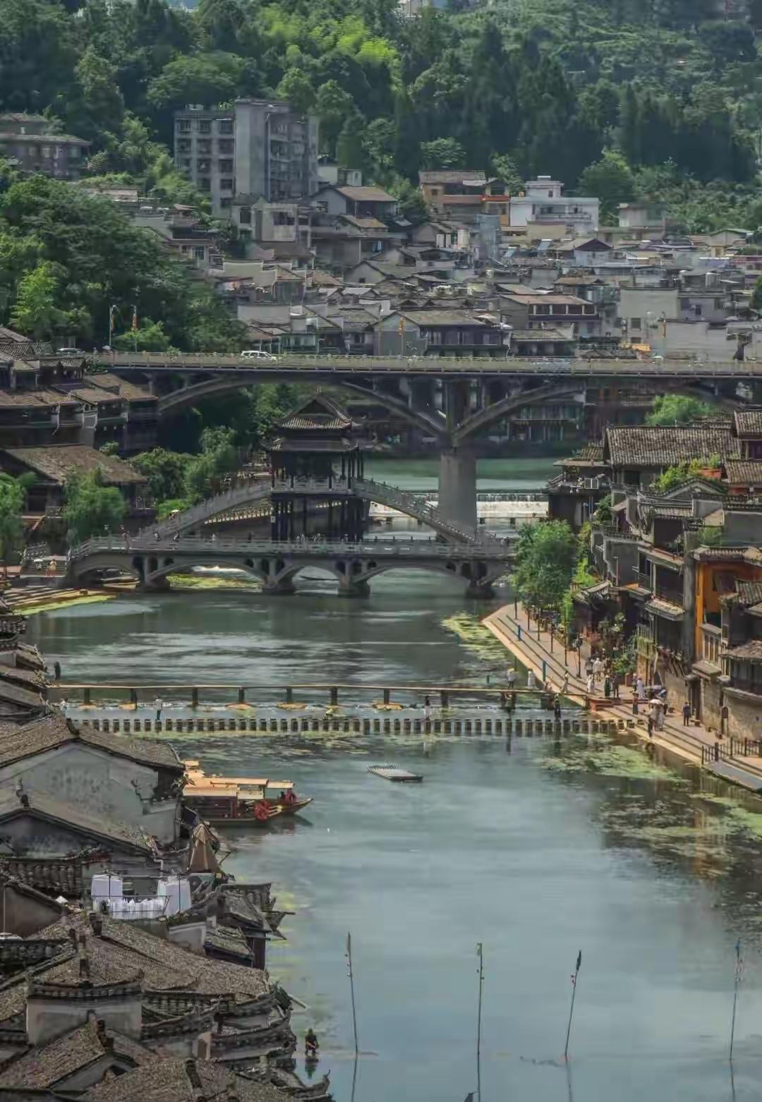 你有没有这种感觉——现在去哪个古镇，都像在逛同一个地方？石板路、红灯笼、烤鱿鱼、