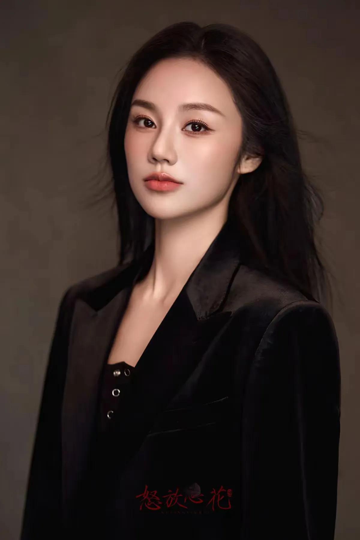 冷艳黑丝绒外套，气质满分！💄👗