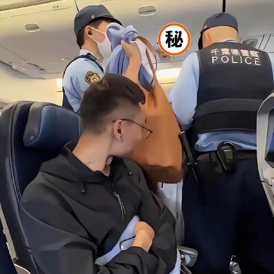 大闹飞机迫降日本东京机场的争执原因曝光了，由同乘坐人员提供。航班闹事女是一名满头