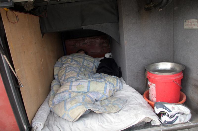 高速上司机睡觉，身后堵了12公里，这事儿真让人无语。想象一下，后面的车主们那叫一