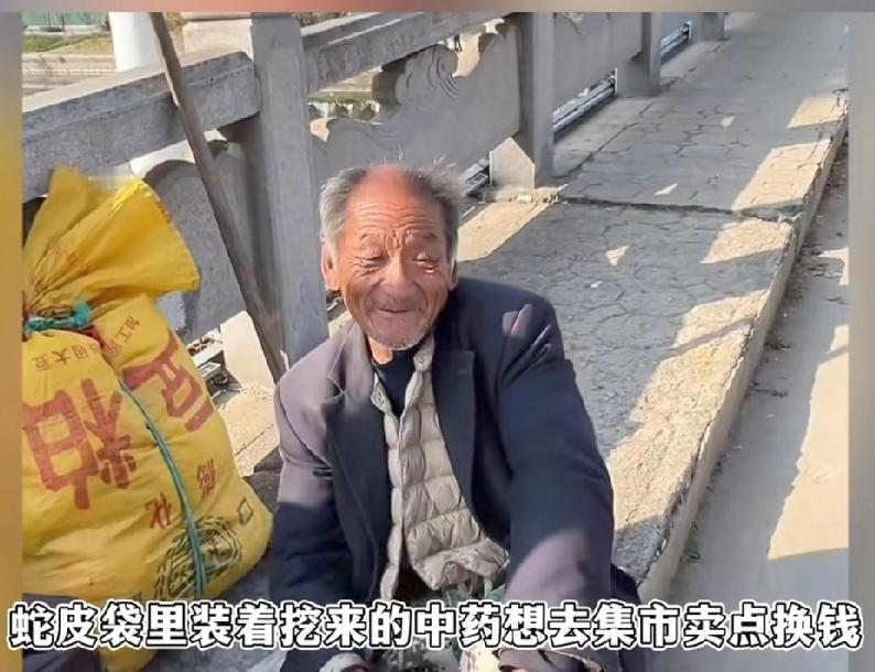 大爷太苦了！房子被亲妹妹霸占，只能流浪住在山里，又被村民断水断电。好在遇到了好心