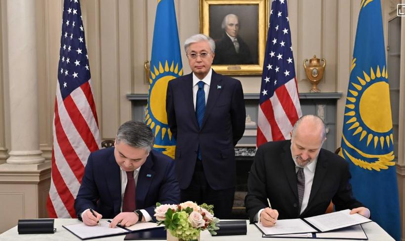 哈萨克斯坦总统托卡耶夫访美期间，称赞特朗普是一位伟大的政治家，用英语花了数分钟时