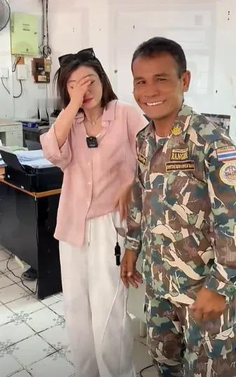 这是王暖暖的救命恩人。他是泰国乌汶帕登国家公园的一名工作人员，当时是他第一时间发