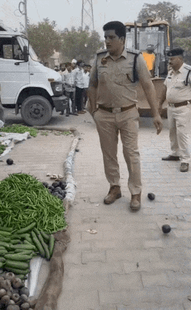 阿三城管街头执法，简单粗暴[捂脸哭]