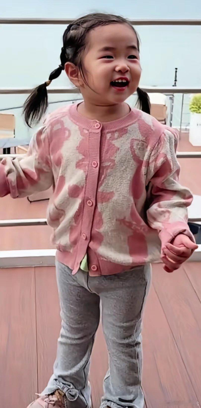 张纪中导演家的小龙珠穿着姐姐小时候的衣服，她和花花祝福大家中秋节快乐，声音好洪亮