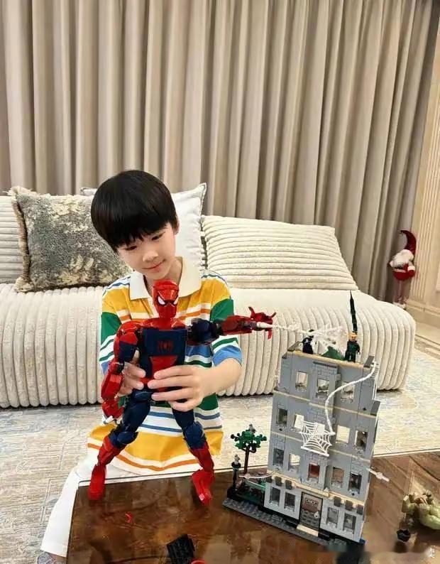 黄圣依与小儿子享受亲子时光安麟遗传了妈妈的高颜值好可爱。