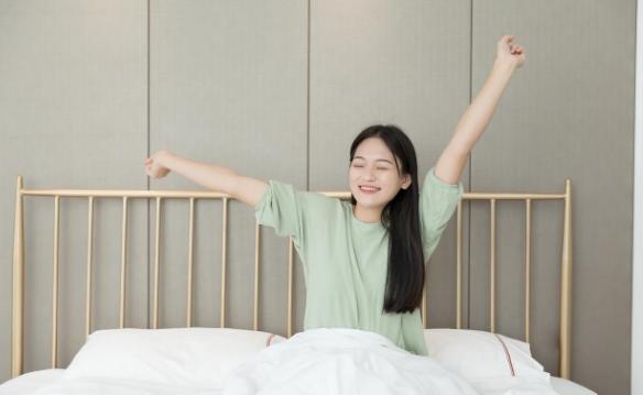 早上七点起床错了？医生建议：过了70岁，起床要尽量做到这4点很多老人退休后习