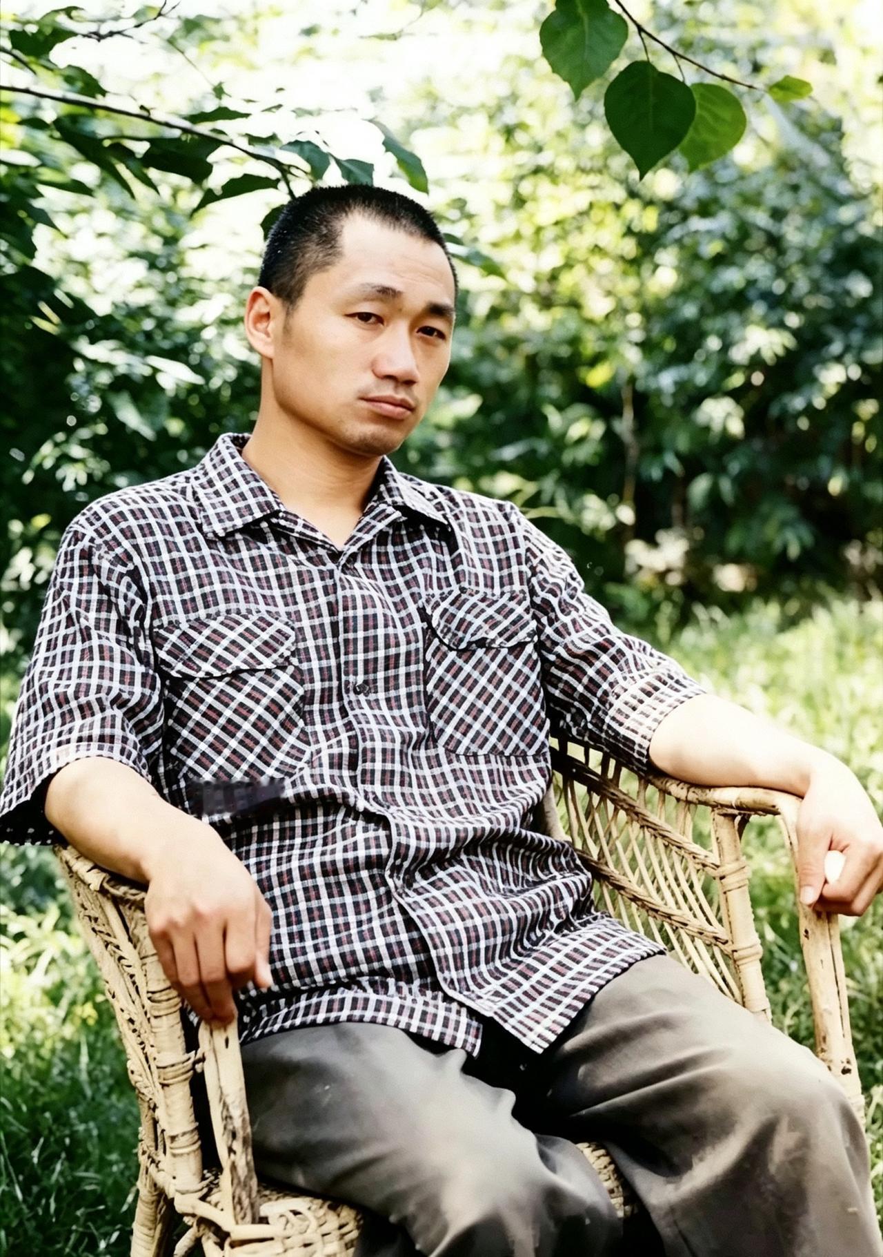 这是青年毛岸青的珍贵老照片，坐在藤椅上，神情沉静，少年流浪的苦难，给他留下严重脑