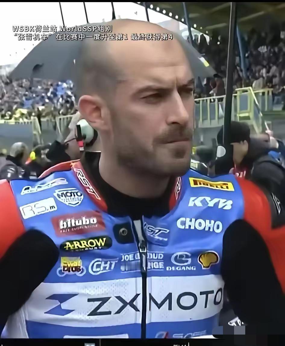 刷到德比斯赛后采访的视频，谁看了不揪心？镜头里的他，眉头拧成一团，眼底的红血丝藏