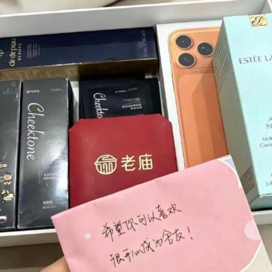 土豪女生刚进宿舍就颁布六条硬性规矩，上万见面礼让网友集体叛变北京女大学生刚