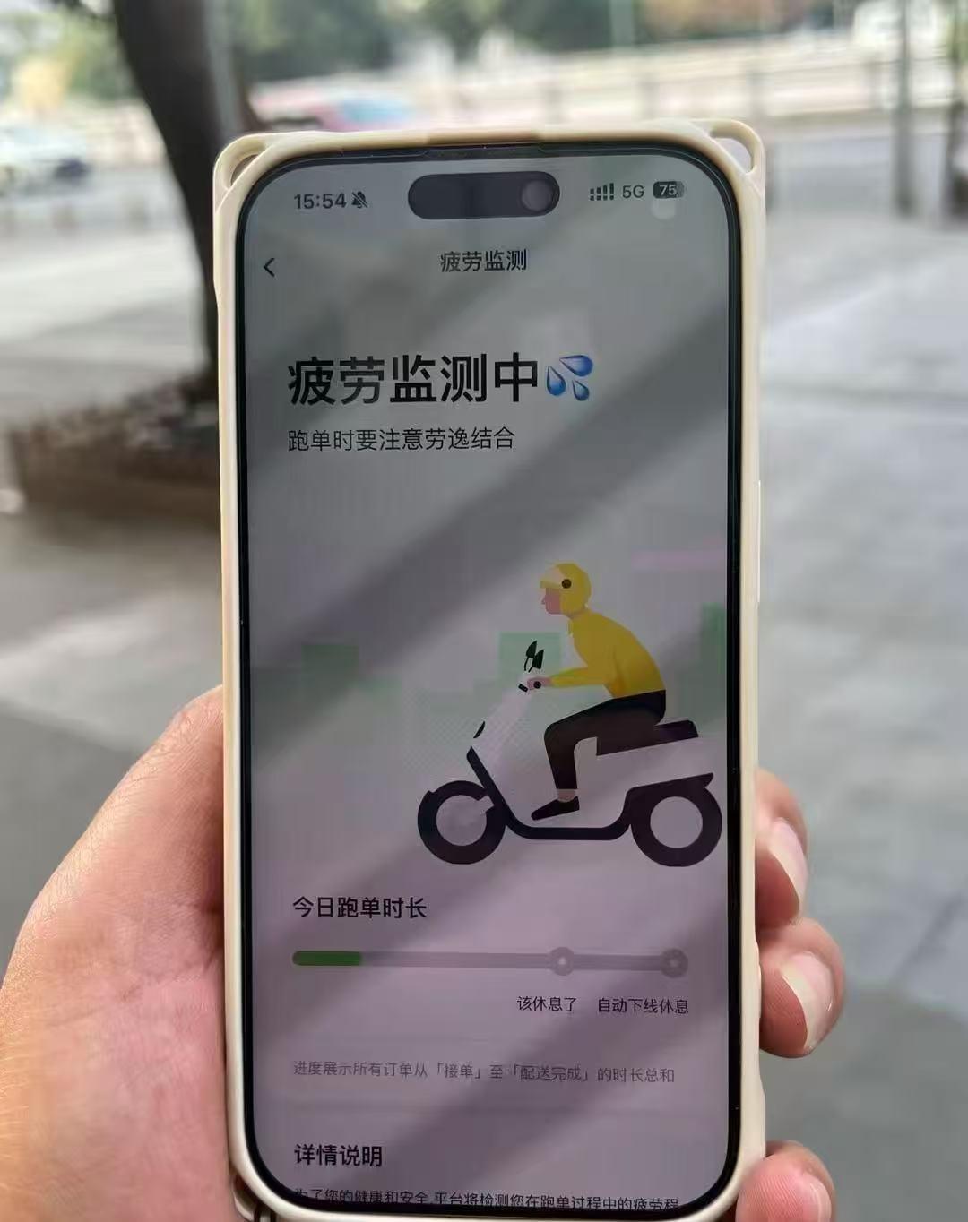 我做社区网格员这些年，常跟辖区里的骑手打交道，也听他们聊过不少工作上的事儿。之前