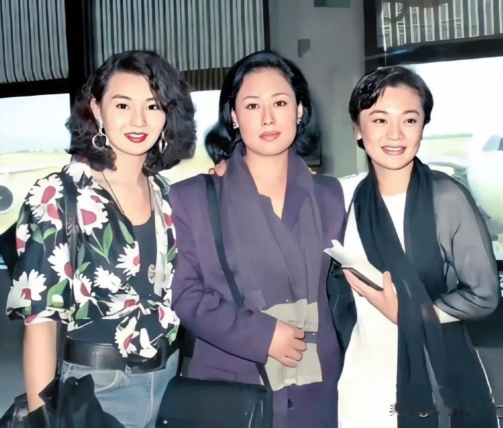 这是1989年张曼玉与斯琴高娃和张艾嘉在一起的合影！当时张曼玉25岁，斯琴高娃3