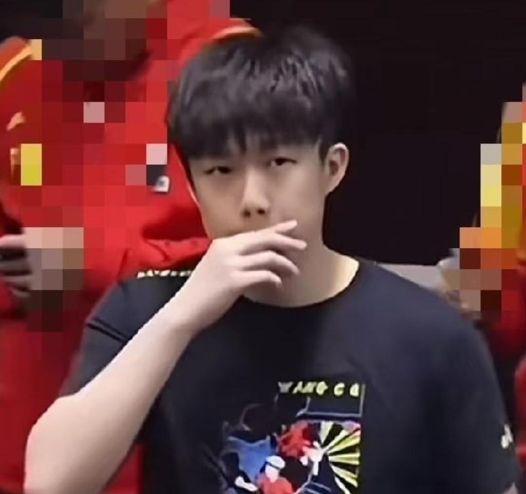 最近王楚钦换发型这事儿，还真挺有意思的。之前亚锦赛那会儿，头发还有点长，现在两