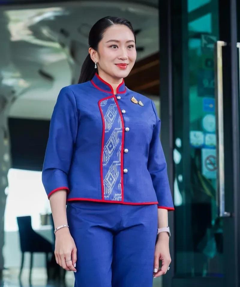 泰国女总理佩通坦29日访问那空拍侬府时穿着一套当地的传统丝绸服饰，她高烧出院后已