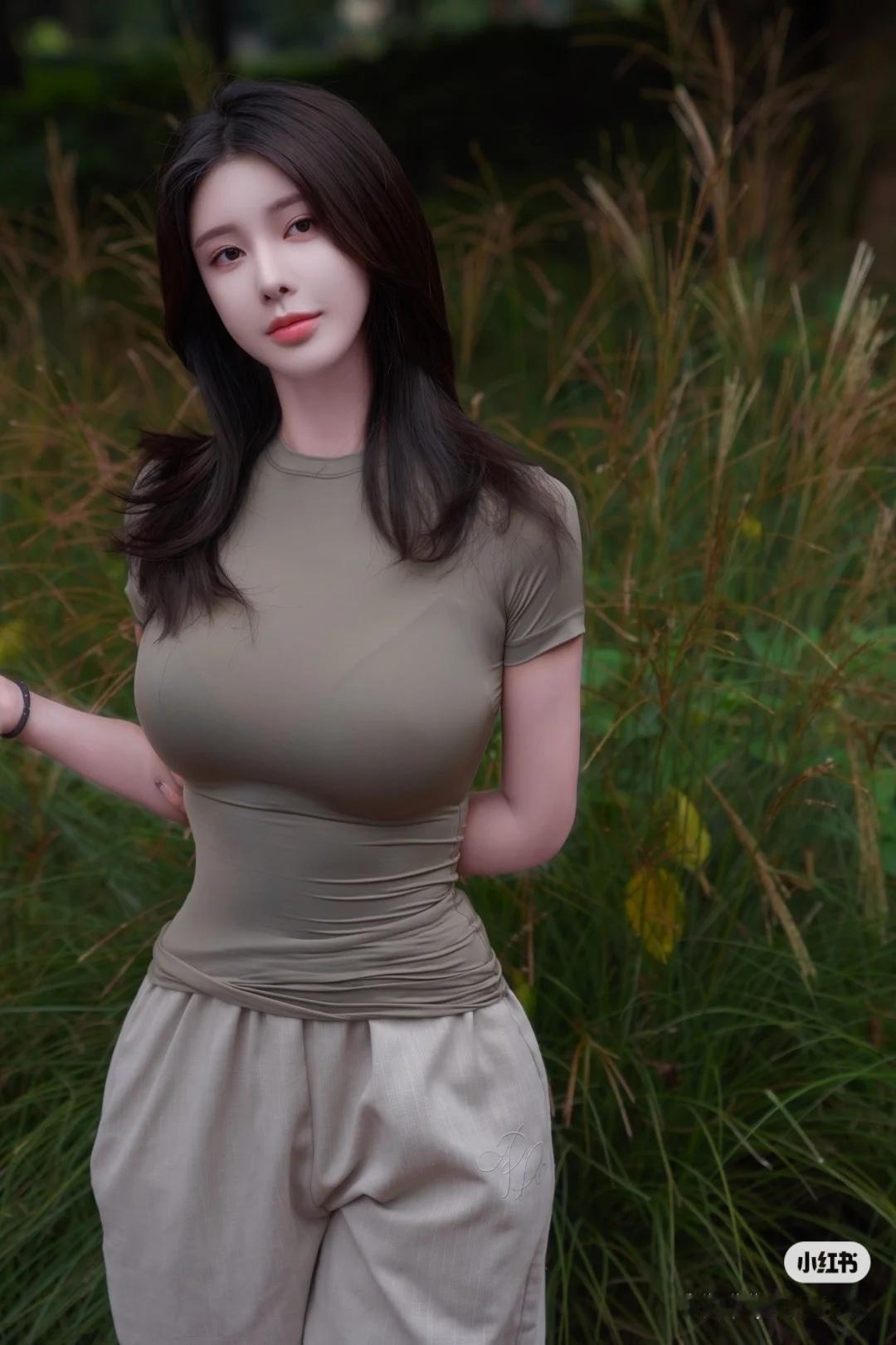 优雅与性感，你会怎么选美女穿搭写真