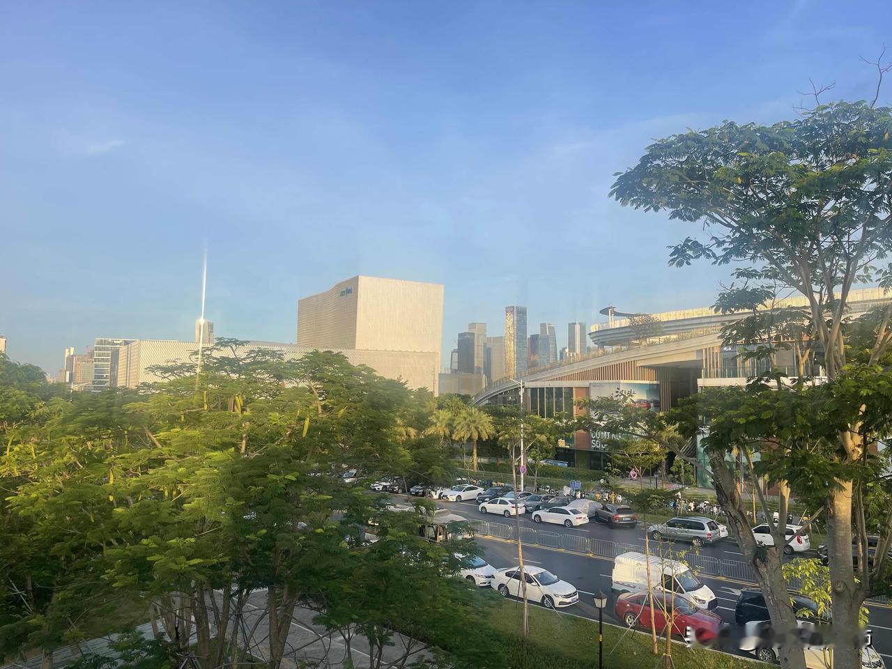 我有一个情绪很不稳定的女友她是个很敏感的人很没有安全感，有时候我的随口一句