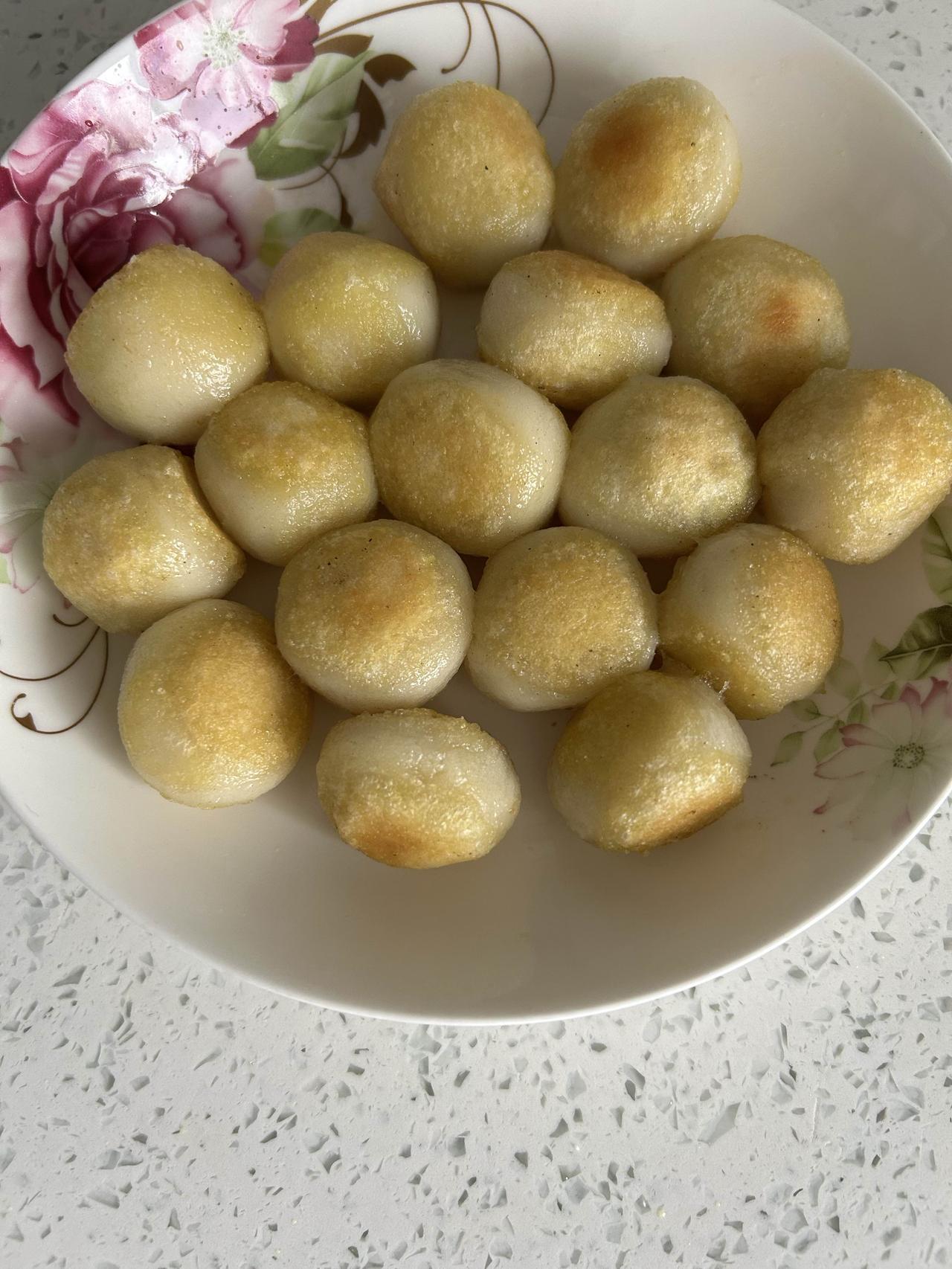 今天的早餐，我用平底锅煎了汤圆。每天在家里做早餐，不知道吃什么了。包子、馒头