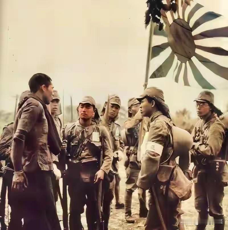 这个身材高大的男子，被这些日本鬼子绑住了双手，这些穷凶极恶的日本鬼子，虽然身材看