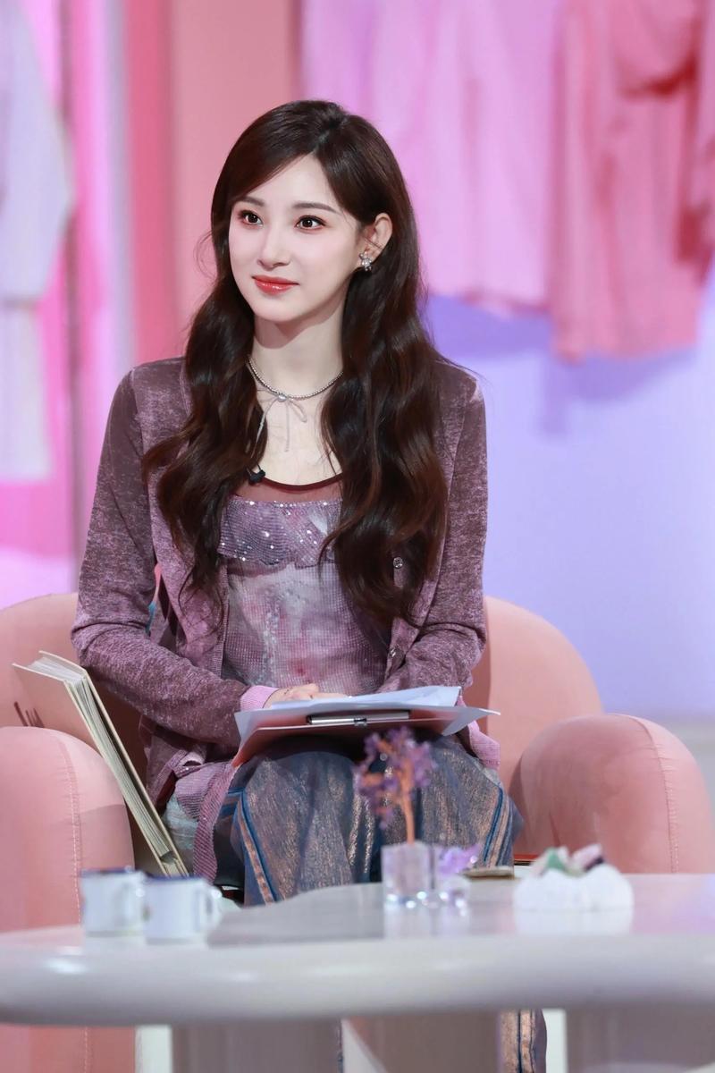 在央视春晚的舞台上，马凡舒如一颗持续闪耀的星，连续四年担任主持人，给观众留下了深