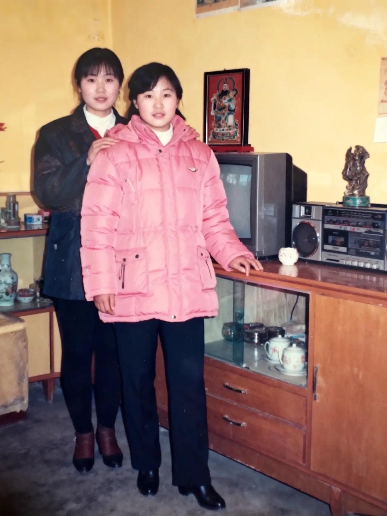 98年,姐妹俩合影,穿着真时髦,背后崭新的雪花电视,旁边双卡录音机。这陈设一看就