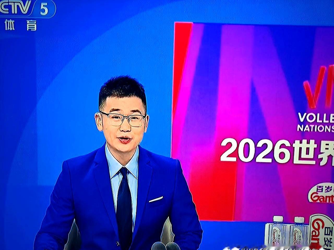今晚看世界女排联赛总决赛半决赛时，央视体育这波安排真让人愣了一下。平时一场比赛