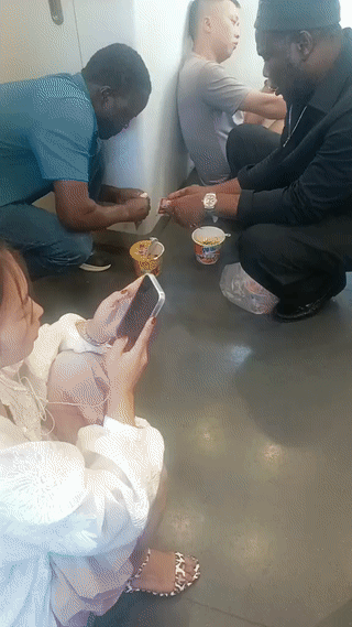 这两个黑哥可真是能入乡随俗啊？他们乘坐火车竟然和我们一样在火车上吃泡面？黑人