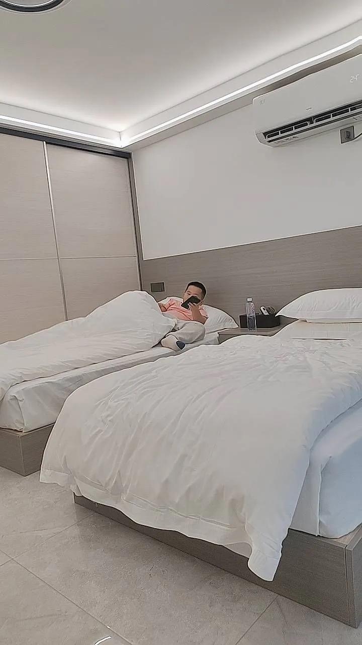 出来住酒店，但是有个拖油瓶。