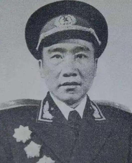 1955在举行授衔仪式之际，他竟猛地一把扯下肩章，而后扬长离去，紧接着便立下了