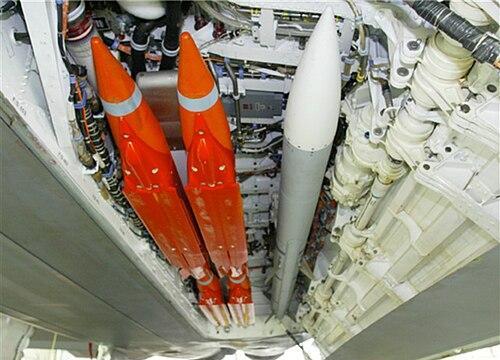 一张图说清楚AIM-120D、PL-15与流星。AIM-120D是单级导弹，通