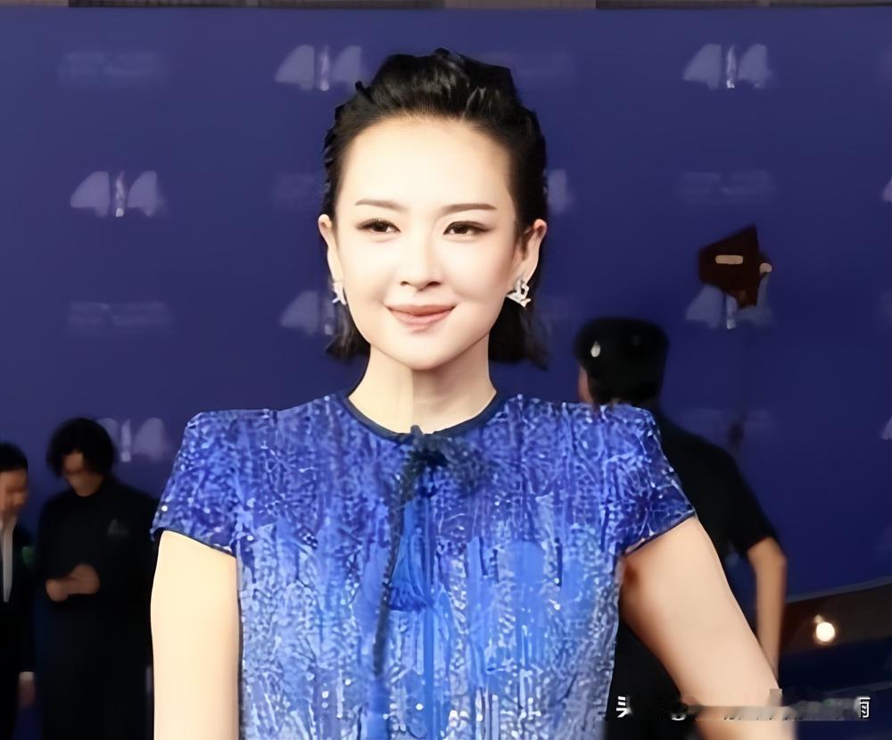 别再瞎猜章子怡医美崩了，人家那20斤肉，是拿命换的，也是拿钱堆的。她为新片《