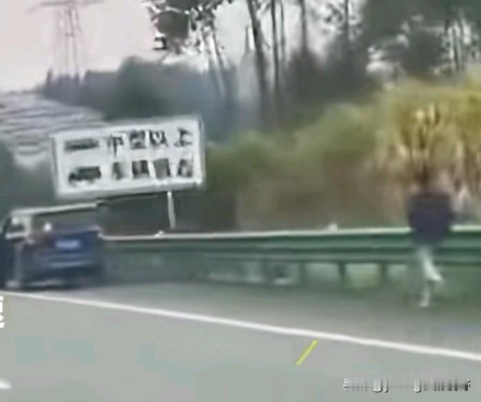 行车记录仪下的一幕，在今年的春运期间，有车主在高速应急车道上停车疑似未拉手刹，结