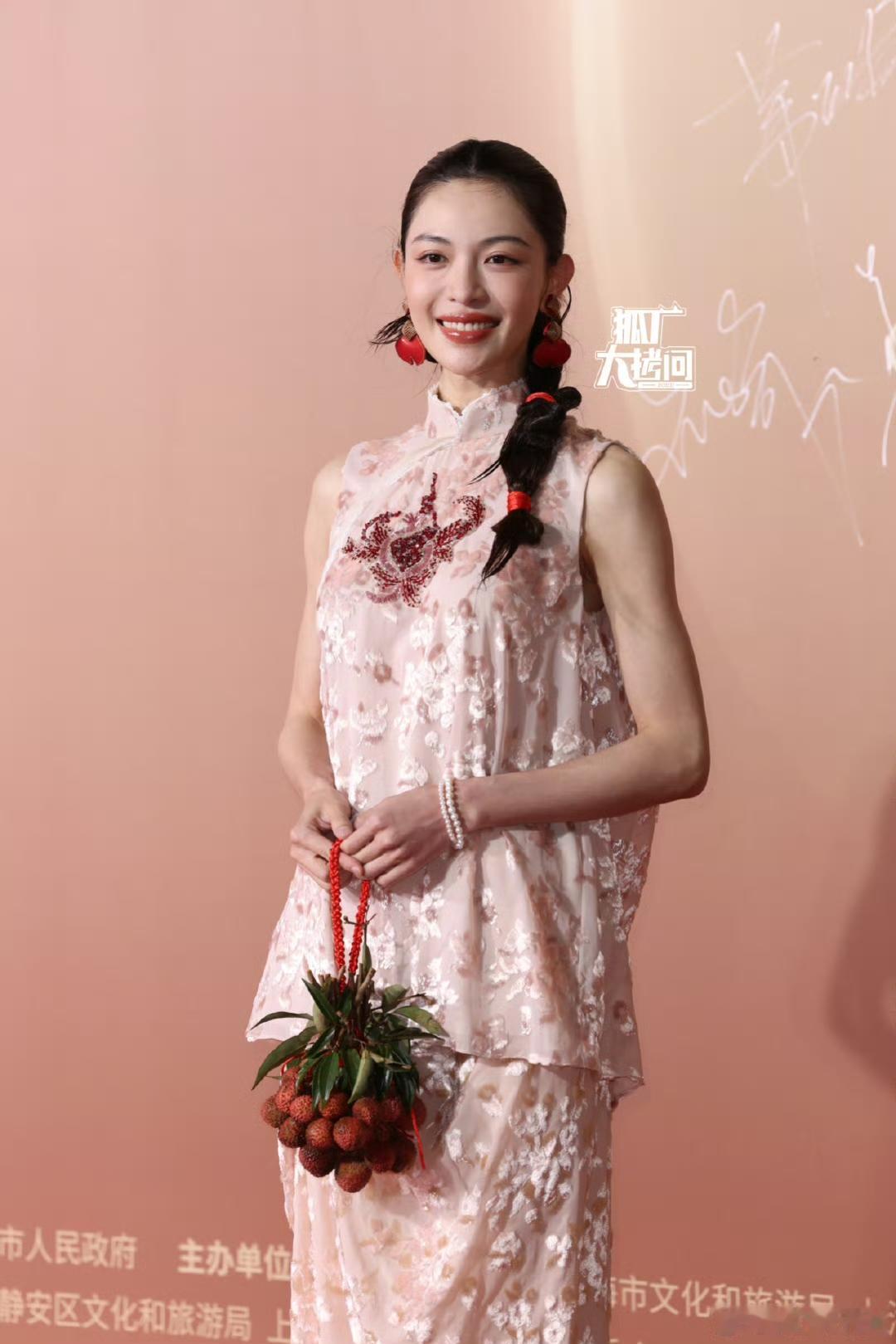 拎一串荔枝走红毯的明星你见过吗？钟楚曦是第一人。在时尚中国之夜，钟楚曦拎着